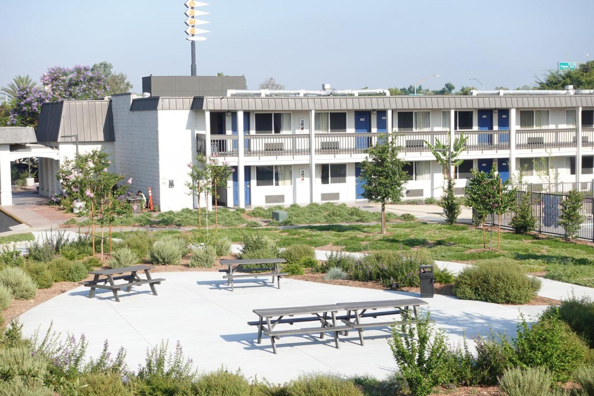 Hotel 6-claremont, Ca