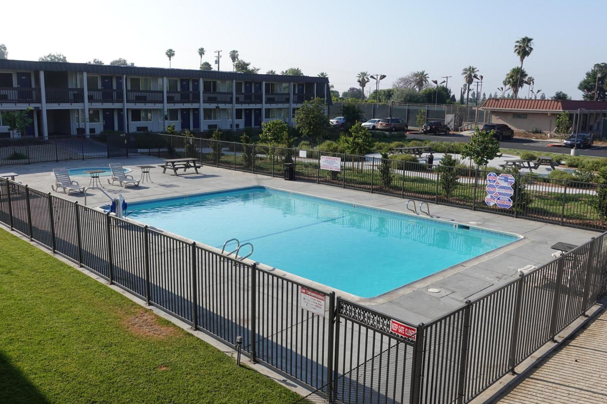 Hotel 6-claremont, Ca 2*