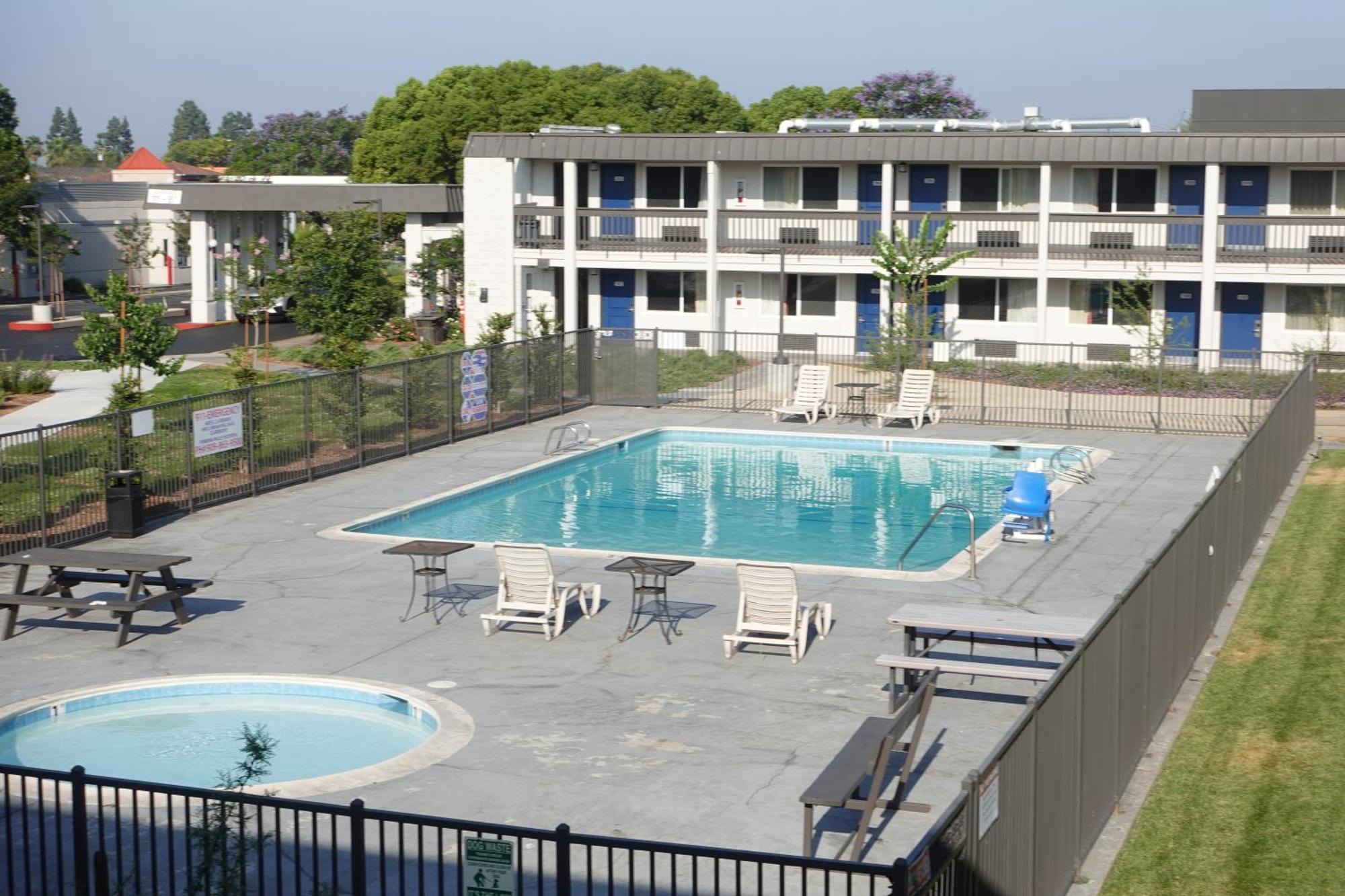 Hotel 6-claremont, Ca 2*