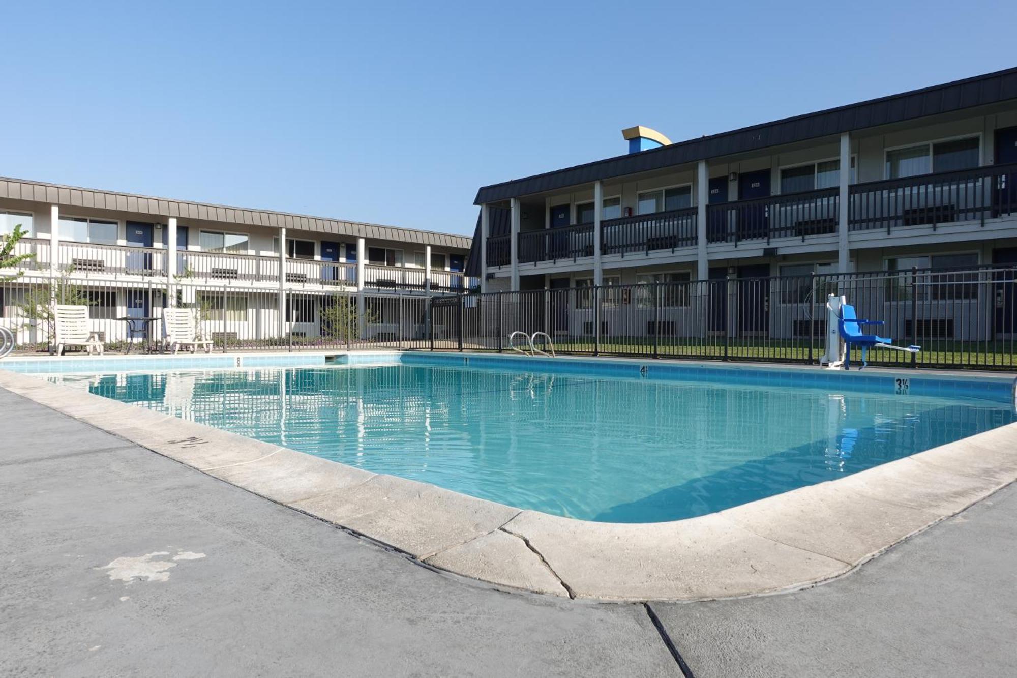 Hotel 6-claremont, Ca