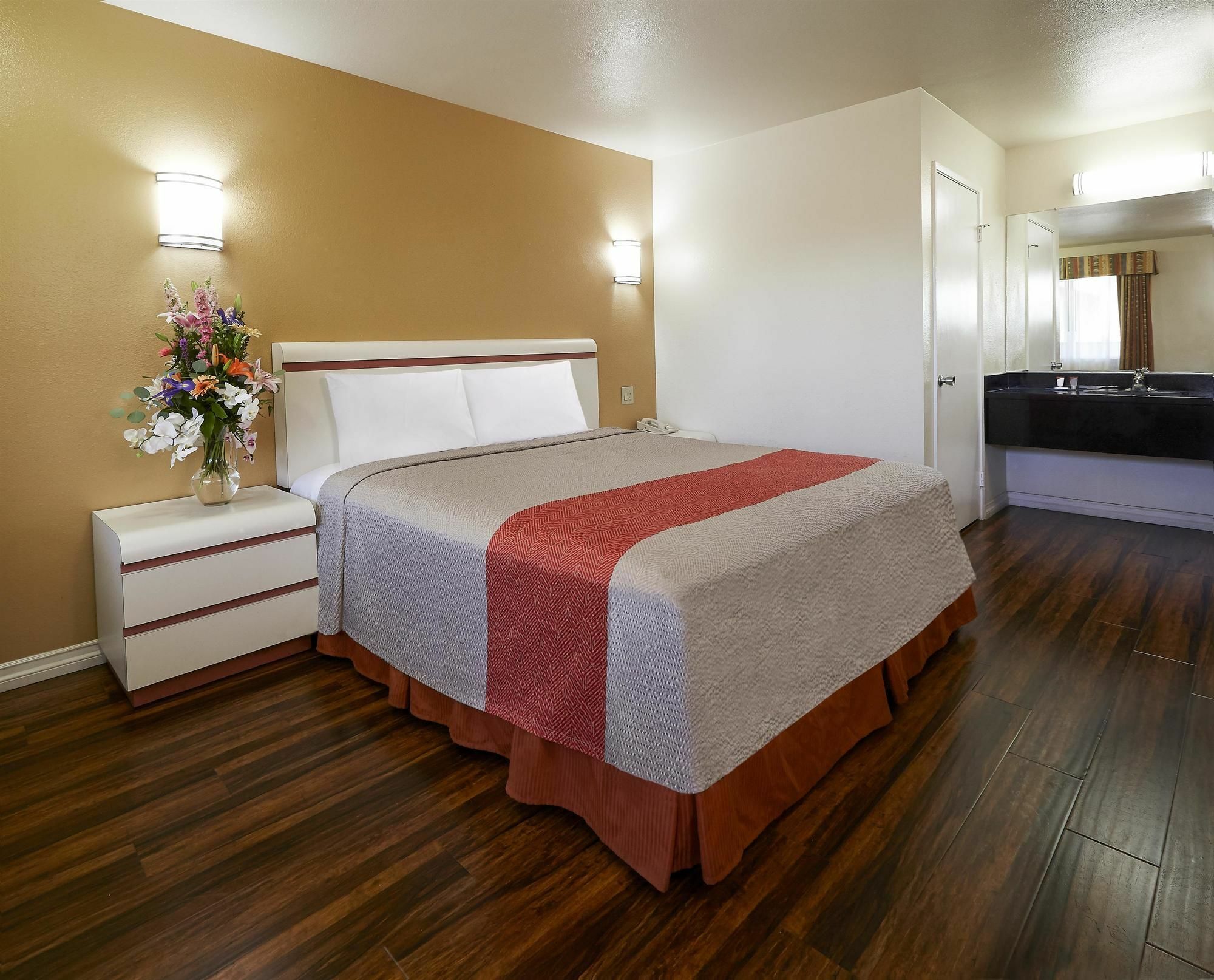6-claremont, Ca Hotel