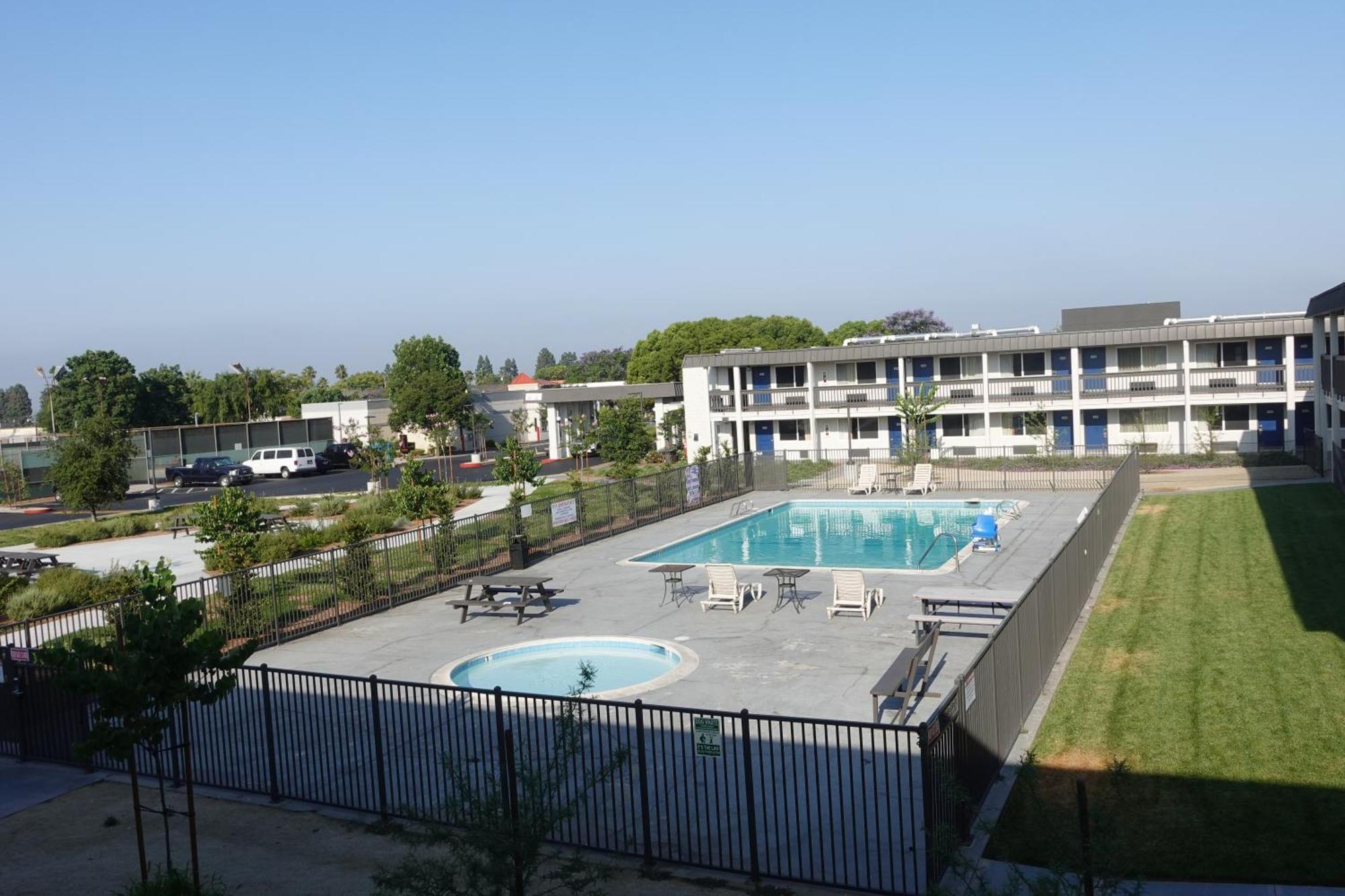 Hotel 6-claremont, Ca