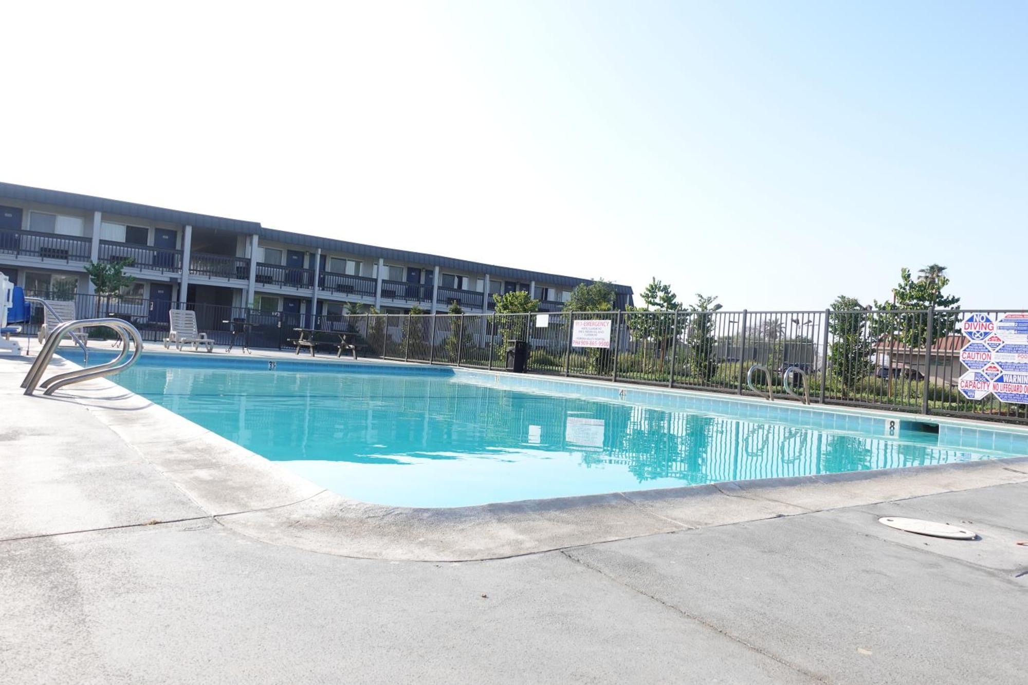 Hotel 6-claremont, Ca 2*