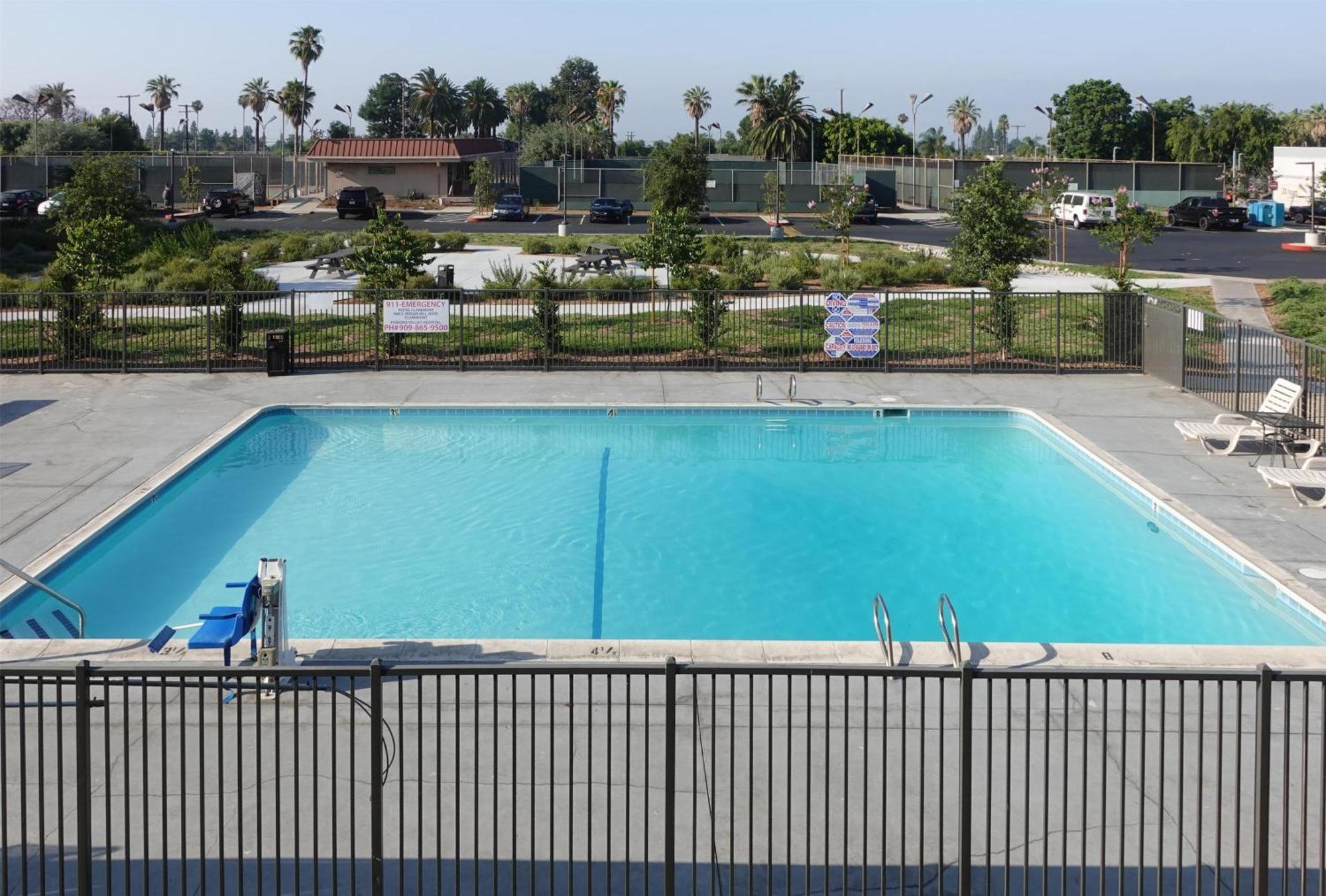 Hotel 6-claremont, Ca