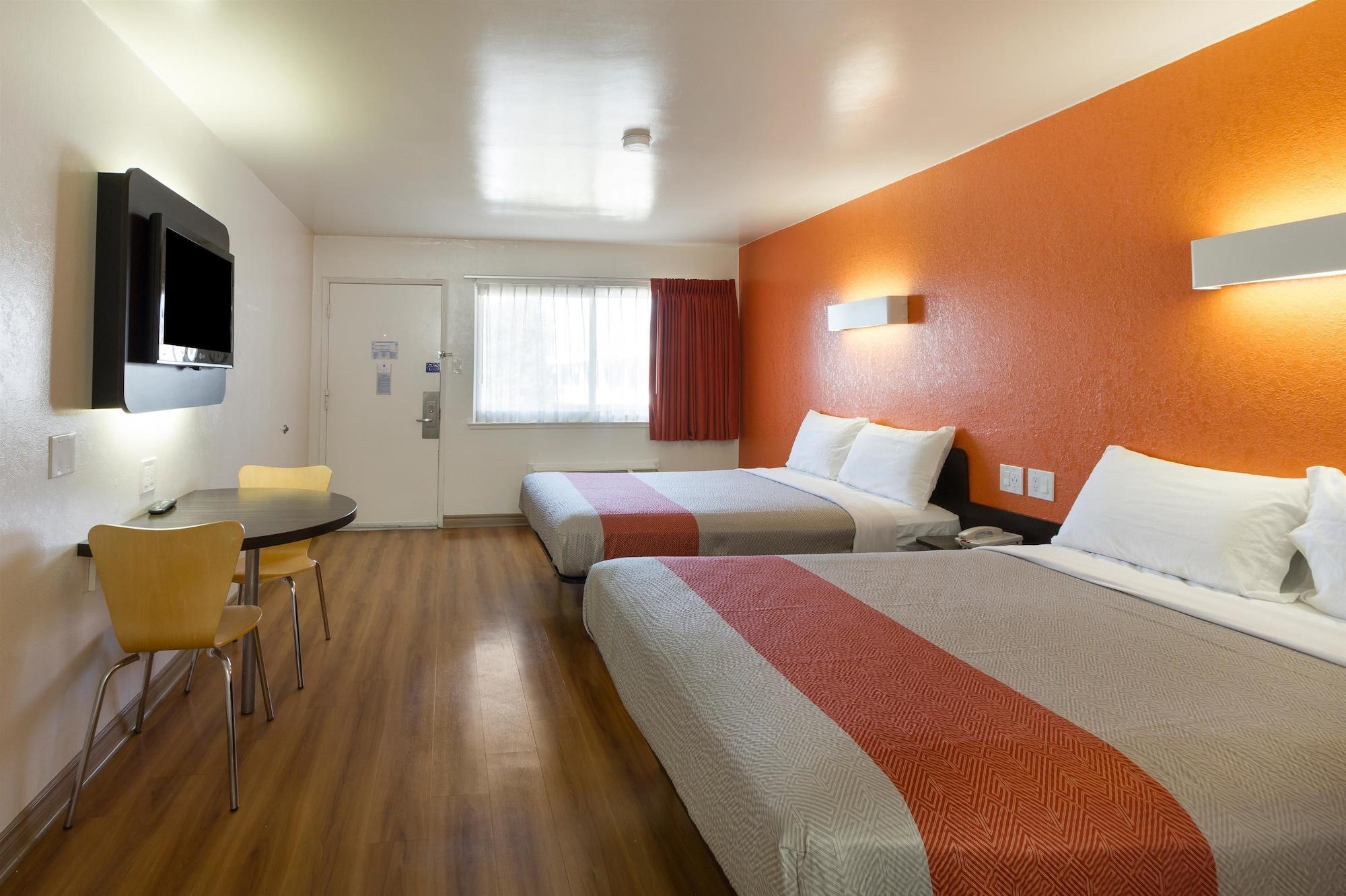 Hotel 6-claremont, Ca 2*
