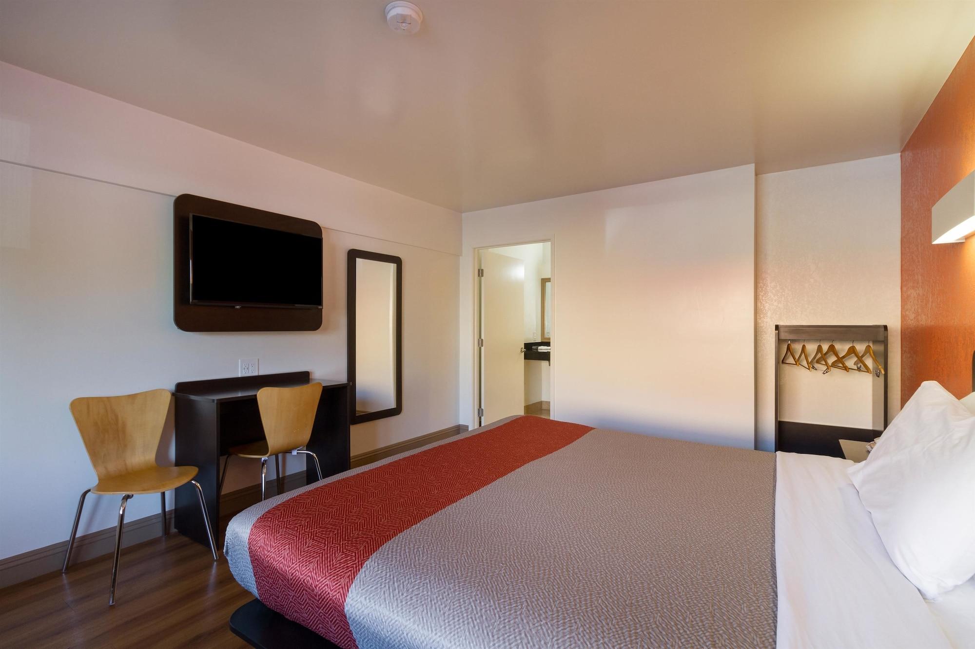 Hotel 6-claremont, Ca