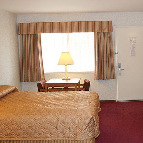 Hotel 6-claremont, Ca 2*