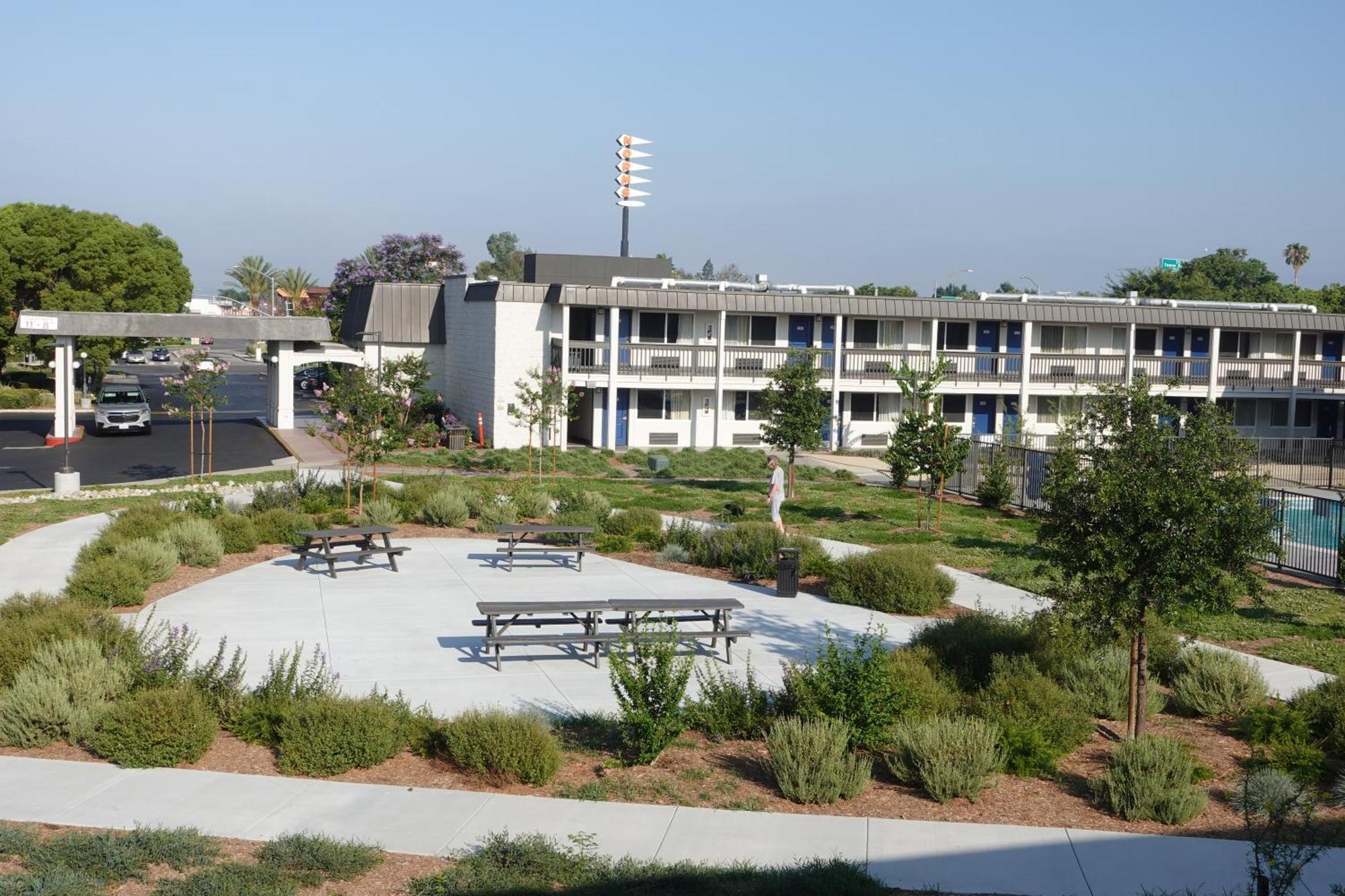Hotel 6-claremont, Ca 2*