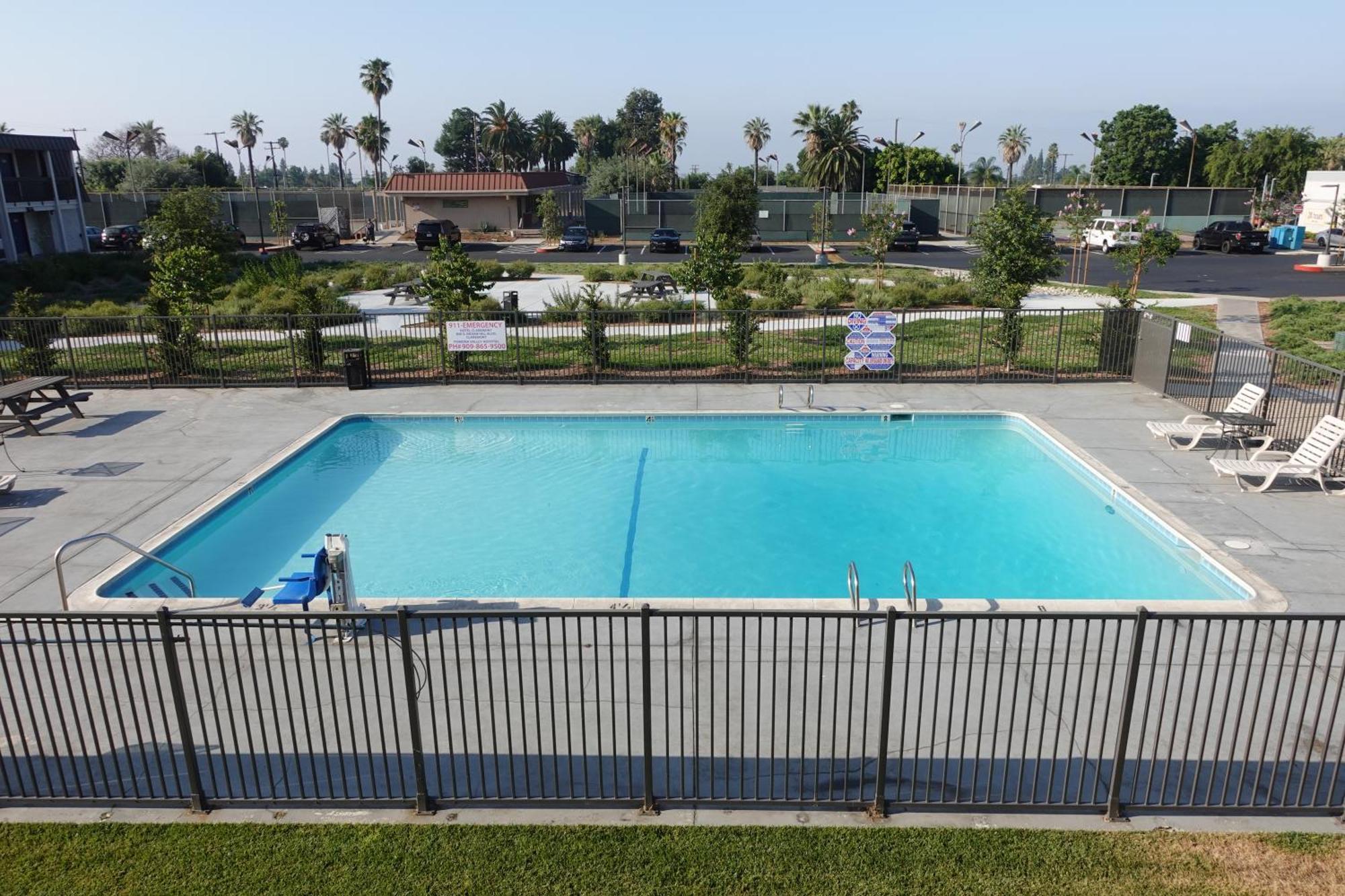 Hotel 6-claremont, Ca 2*