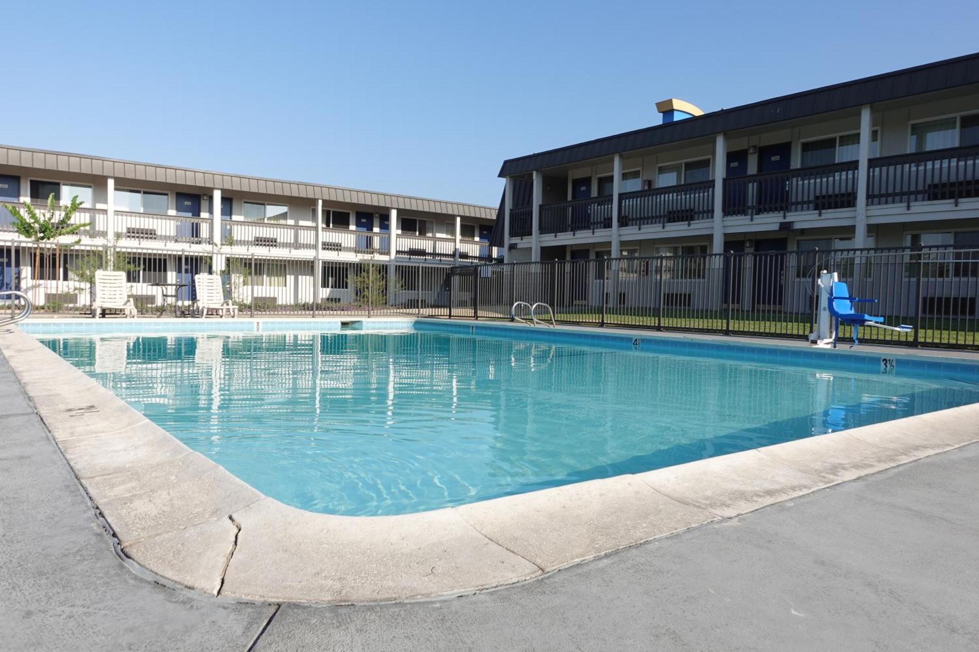 Hotel 6-claremont, Ca 2*