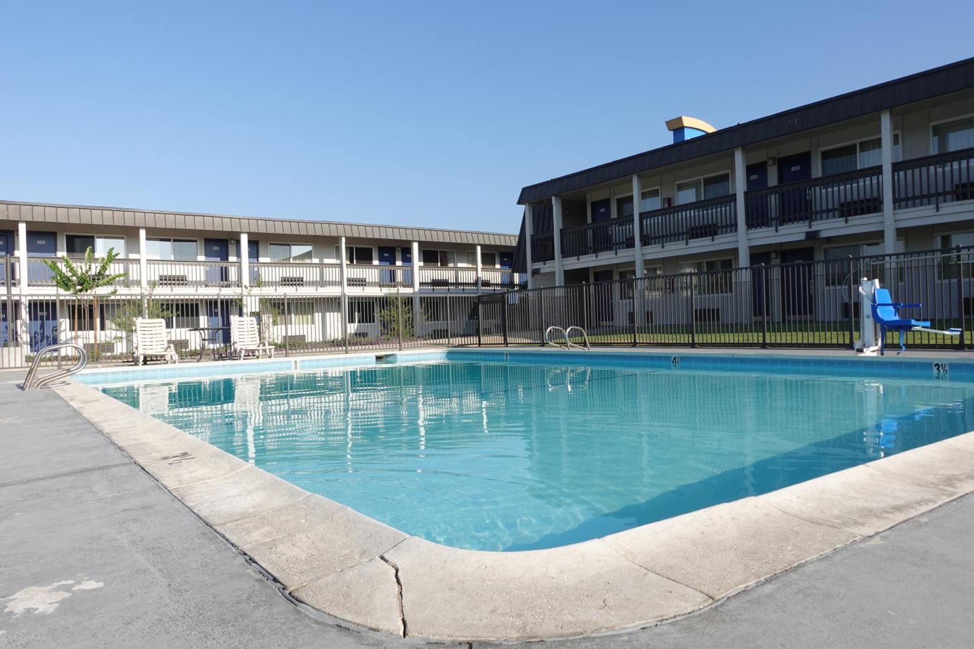 Hotel 6-claremont, Ca 2*