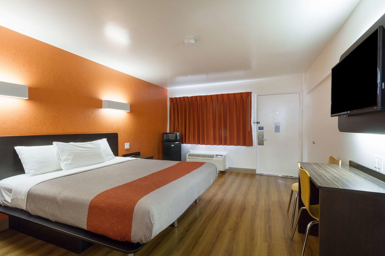 Hotel 6-claremont, Ca 2*