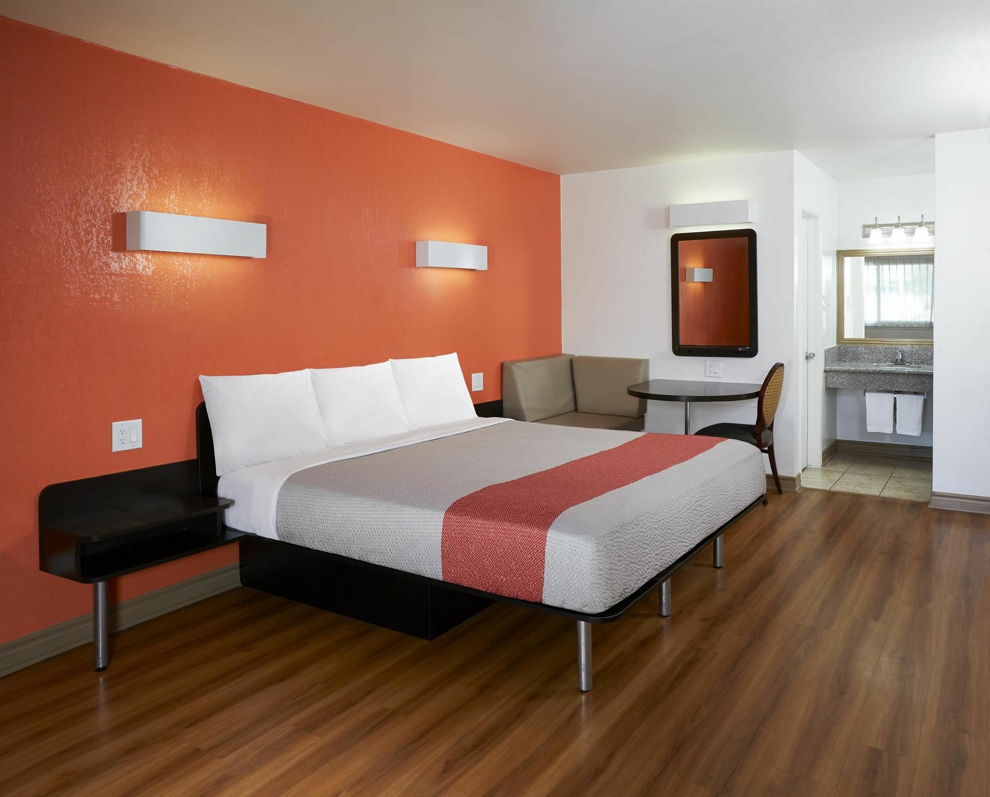 Hotel 6-claremont, Ca 2*