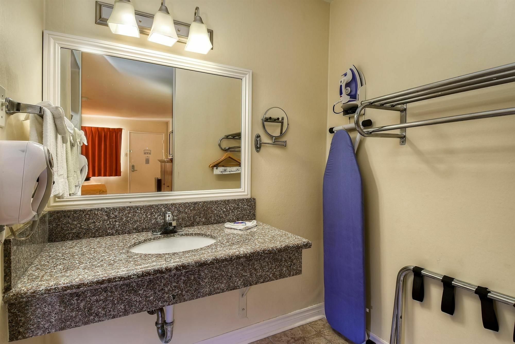 6-claremont, Ca Hotel